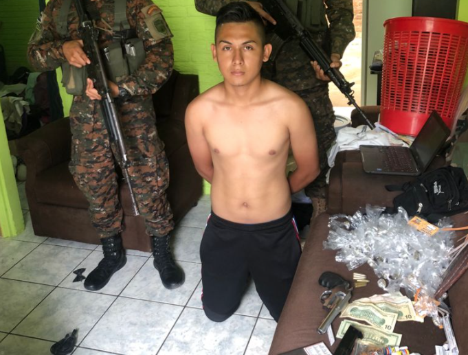 Cae sujeto con más de 20 porciones de cocaína al intentar huir durante patrullaje en Tonacatepeque cae-sujeto-con-mas-de-20-porciones-de-cocaina-al-intentar-huir-durante-patrullaje-en-tonacatepeque